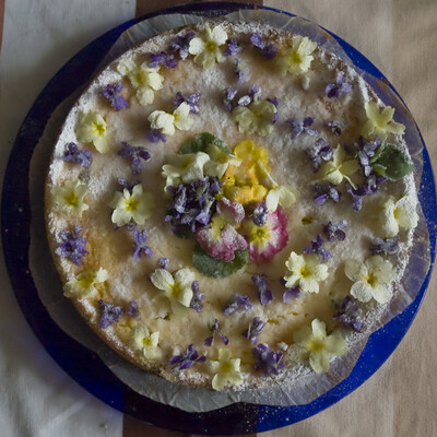 Torta con primule e violette raccolte nel campo - fatta dalla nonna Dea Torta con primule e violette raccolte nel campo - fatta dalla nonna Dea